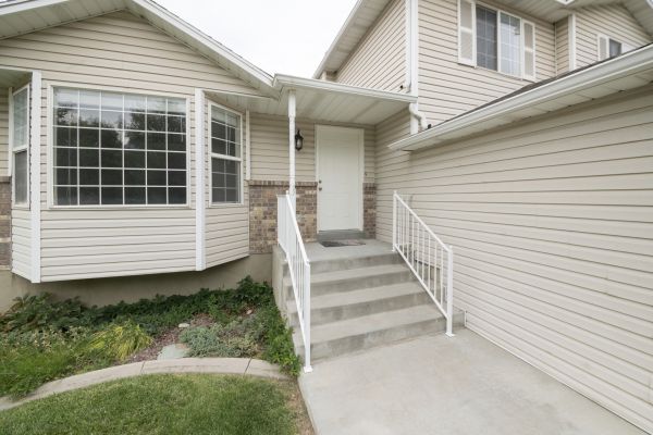 Cost of White Vinyl Siding Replacement in Waukesha